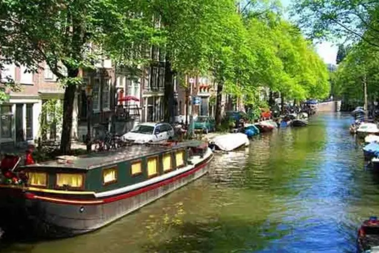 
	Canal em Amsterdam, na Holanda: A a&ccedil;&atilde;o da cervejaria e da companhia a&eacute;rea foi fundamentada a partir da origem holandesa de ambas
 (Creative Commons/phault/flickr)