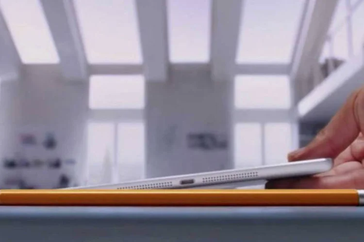 Comercial do novo iPad: texto do anúncio ressalta todas as qualidades do iPad, mas só exibe o aparelho no fim (Reprodução)