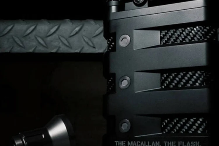 Frasco feito em conjunto pela Oakley e The Macallan para proteger o uísque: frasco resiste até mesmo a quedas de helicóptero (Divulgação)