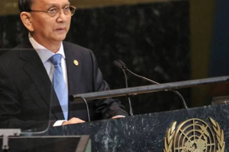 
	Thein Sein, um ex-general agora dirigindo um governo semi-civil, tem pressionado por uma s&eacute;rie de reformas pol&iacute;ticas e econ&ocirc;micas desde que um governo militar renunciou em 2011
 (©AFP / Stan Honda)