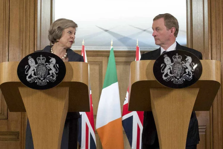 
	May e Kenny: eles tamb&eacute;m trabalhar&atilde;o para preservar &quot;a &aacute;rea de circula&ccedil;&atilde;o comum&quot;, muito importante para as rela&ccedil;&otilde;es comerciais entre os dois pa&iacute;ses
 (Stefan Rousseau/Pool/Reuters)
