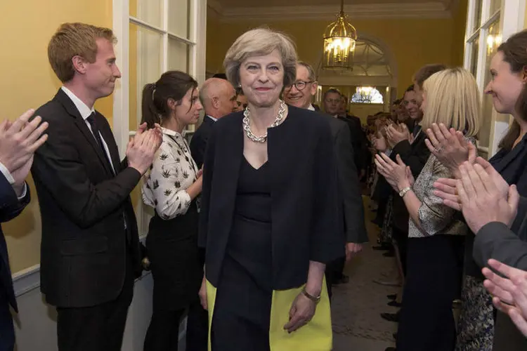 
	Theresa May: a conservadora se tornou ontem oficialmente na primeira-ministra do Reino Unido
 (Stefan Rousseau / Reuters)