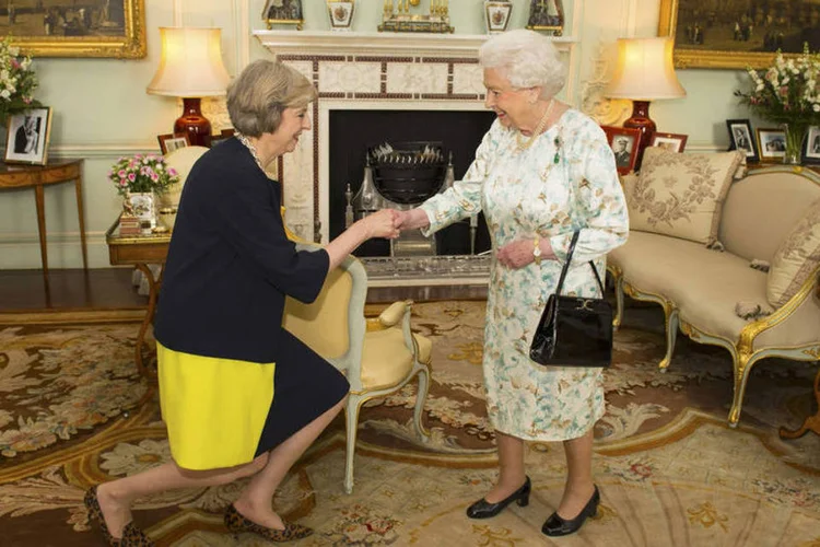 
	Theresa May e a rainha Elizabeth II: May ser&aacute; a 13&ordf; primeira-ministra do reinado de Elizabeth II desde sua chegada ao trono em 1952
 (Dominic Lipinski / Reuters)