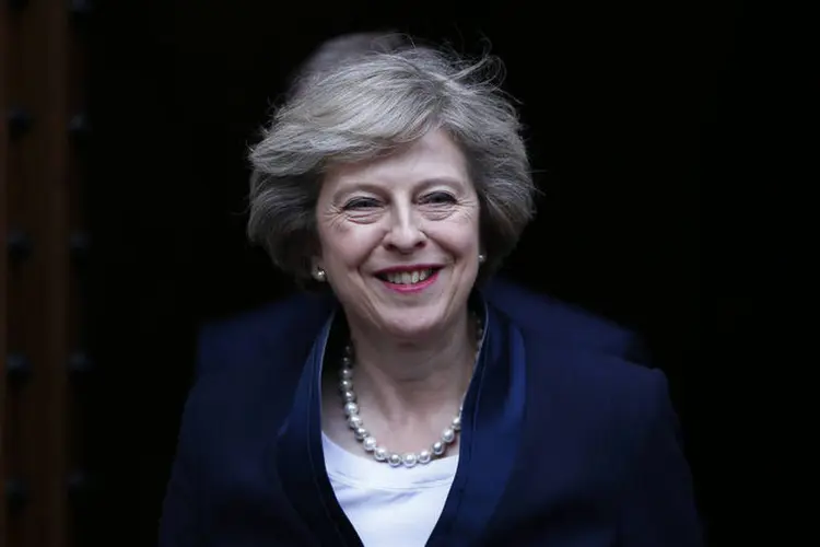 
	Theresa May: a tarefa da primeira-ministra ser&aacute; obter clareza sobre que tipo de relacionamento o Reino Unido quer construir com a UE, disse a chanceler alem&atilde;, Angela Merkel
 (Neil Hall / Reuters)