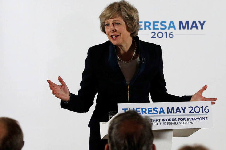 Fronteira das Irlandas não deve ter restrições, diz May