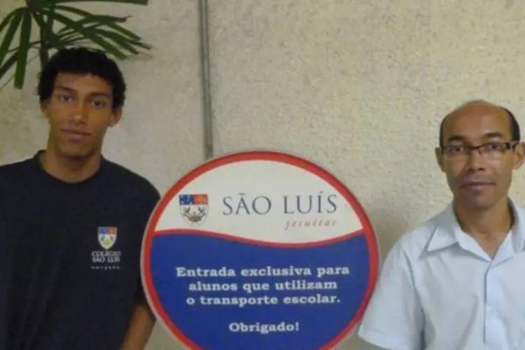 Thiago ao lado do pai José: "Inflação alta é coisa do passado", diz o jovem de 17 anos (Luís Artur Nogueira/EXAME.com)