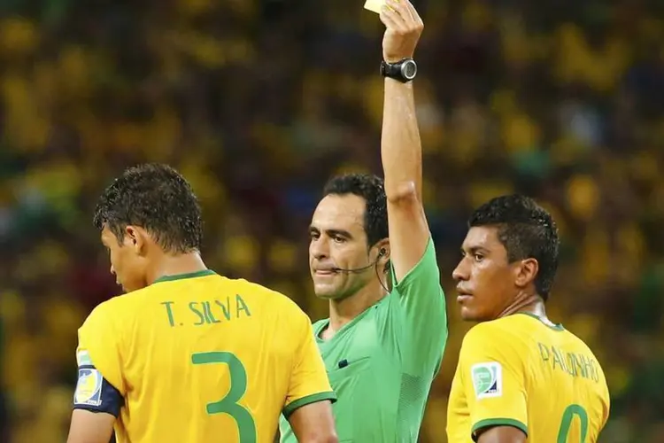 
	Juiz mostra cart&atilde;o amarelo a jogador brasileiro: Fifa negou ter orientado ju&iacute;zes a evitarem cart&otilde;es
 (Reuters/Yves Herman)