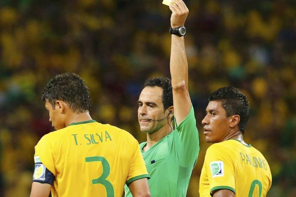 Fifa nega ter orientado árbitros a evitarem cartões
