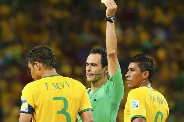 
	Juiz mostra cart&atilde;o amarelo a Thiago Silva durante partida contra a Col&ocirc;mbia
 (Reuters/Yves Herman)