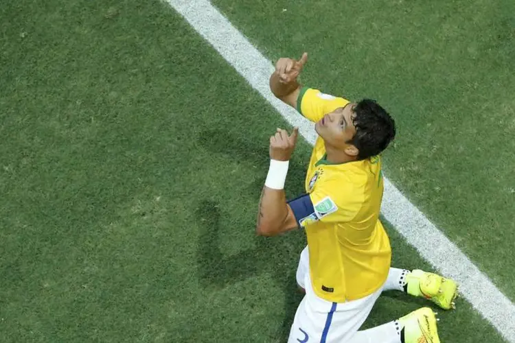 Thiago Silva comemora o gol marcado durante partida contra a Colômbia, pelas quartas de final da Copa do Mundo (Fabrizio Bensch/Reuters)