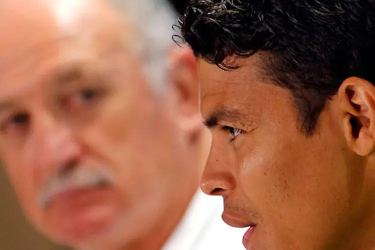 
	Felip&atilde;o e Thiago Silva: sua lideran&ccedil;a a partir de agora passa a ser apenas t&eacute;cnica
 (REUTERS/Eric Gaillard)