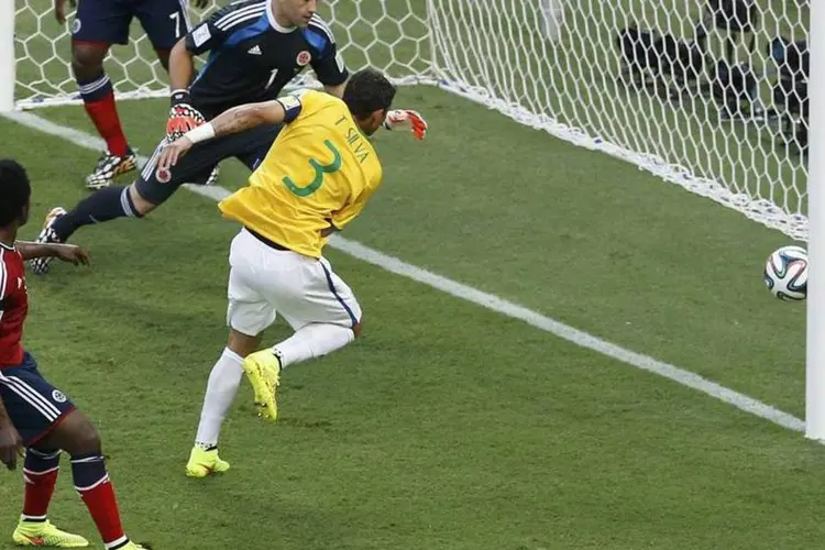 Thiago Silva faz um gol durante partida contra a Colômbia, pelas quartas de final da Copa do Mundo (Leonhard Foeger/Reuters)