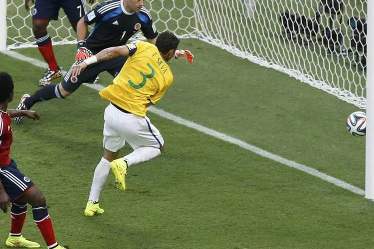 Thiago Silva faz um gol durante partida contra a Colômbia, pelas quartas de final da Copa do Mundo (Leonhard Foeger/Reuters)