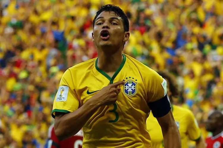 Thiago Silva comemora gol contra Colômbia no estádio do Castelão, em Fortaleza (REUTERS/Marcelo Del Poz/Reuters)