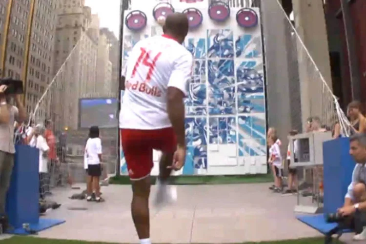 Thierry Henry ajuda a grafitar mural em Nova York: A pintura azul da parede, coberta com madeira, era do escudo do New York Red Bulls (Reprodução)