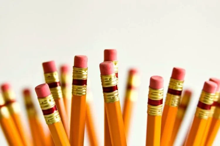 
	L&aacute;pis e borracha: insistir em f&oacute;rmulas prontas empobrece o texto, dizem professores
 (Thinkstock/Ingram Publishing)
