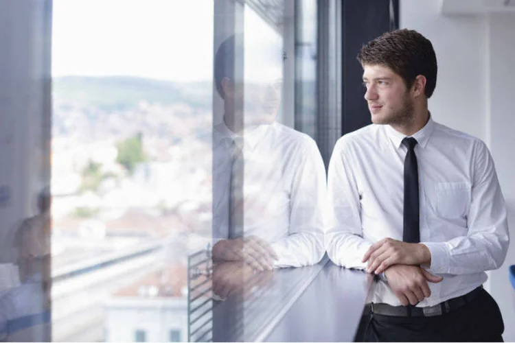 
	Jovem: grandes consultorias costumam recrutar universit&aacute;rios, rec&eacute;m-formados e rec&eacute;m-egressos de cursos de MBA
 (Thinkstock/.shock)