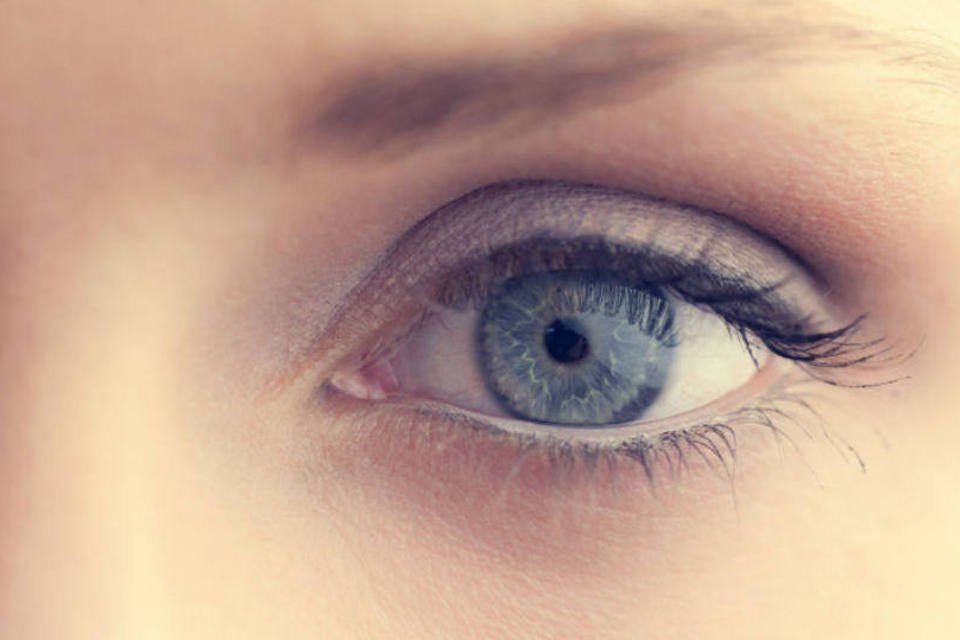 "No quieto mar que é nos olhos dela". Você entendeu a frase?