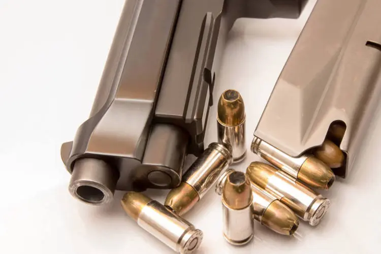 
	Imagem ilustrativa mostra arma de fogo com balas
 (Thinkstock)