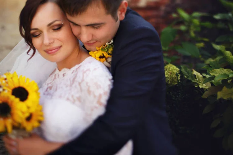Noiva e noivo abraçados no dia do casamento (ThinkStock/Thinkstock)
