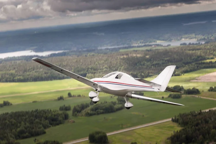 
	Modelo de ultraleve: aeronave cai no interior de SP
 (Thinkstock/Thinkstock)