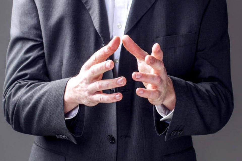 8 dicas de linguagem corporal para dominar uma negociação