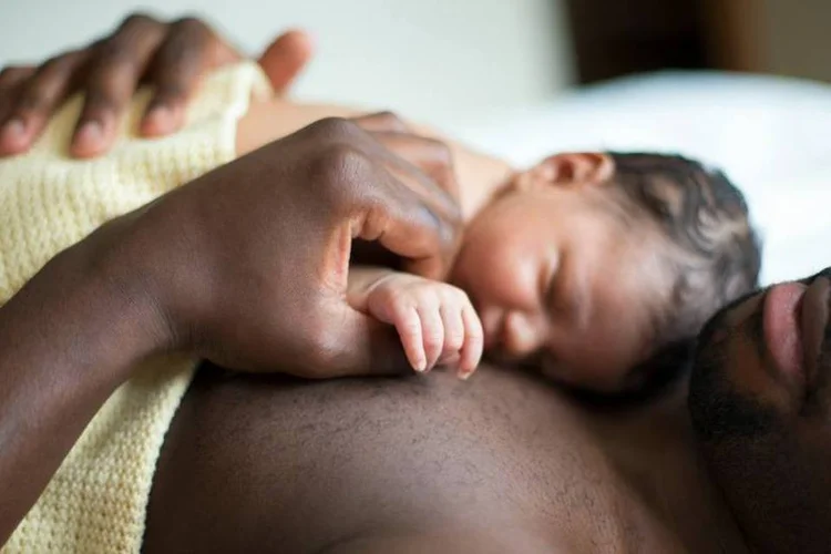 
	Pai e filho: para a Natura, a proximidade do pai com a fam&iacute;lia nos primeiros dias de vida do beb&ecirc; &eacute; extremamente importante
 (Thinkstock/DGLimages)