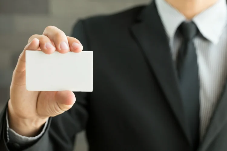 homem-com-cartão-de-visitas (Thinkstock/comzeal)