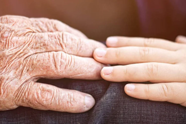
	M&atilde;os do av&ocirc; e do neto: Av&oacute;s podem ter que bancar pens&atilde;o do neto
 (Thinkstock)