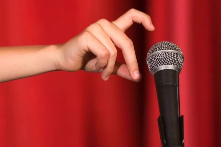 Microfone: especialista compartilha truques para disfarçar o tremor das suas mãos em uma apresentação (Thinkstock/Jupiterimages)