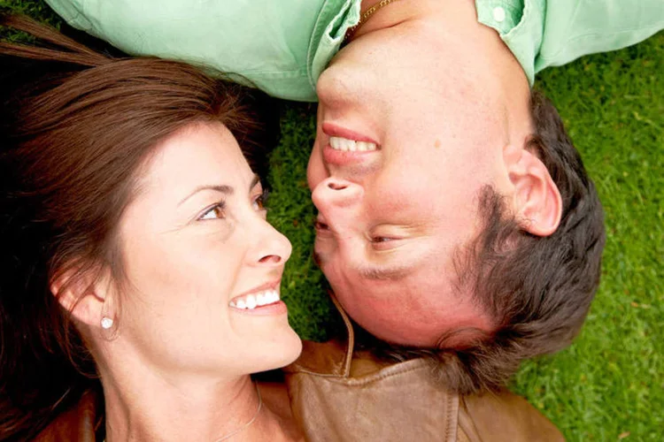 
	Casal: Quem, mesmo n&atilde;o querendo, nunca fugiu de um contato visual?
 (THINKSTOCK/Andres Rodriguez)
