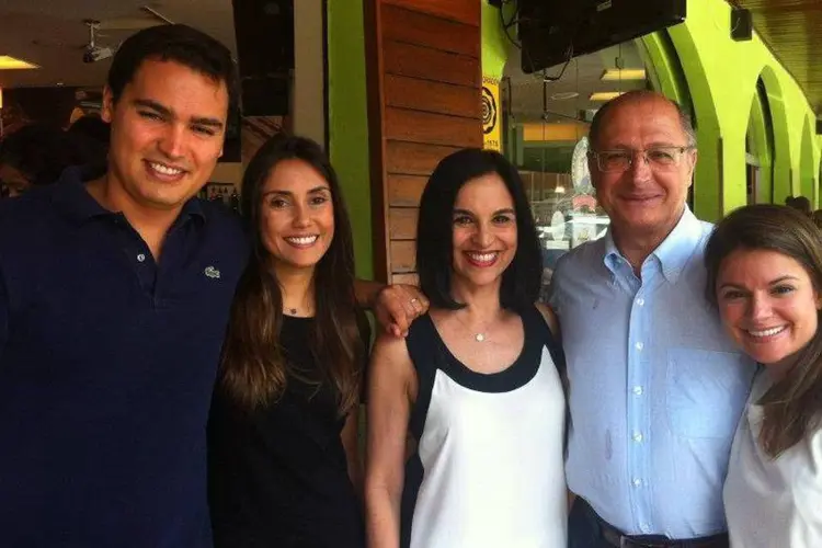 
	Geraldo Alckmin e sua fam&iacute;lia: Thomaz &eacute; o primeiro da esquerda
 (Reprodução/Facebook/Lu Alckmin)