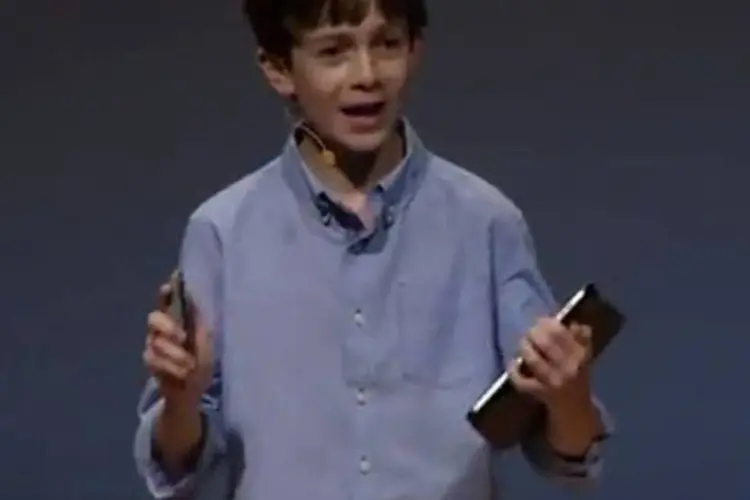 Com o iPad na mão, empreendedor mirim falou sobre sua experiência (Reprodução/YouTube)