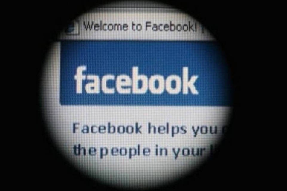 Irã condena 8 pessoas à prisão por atividades no Facebook