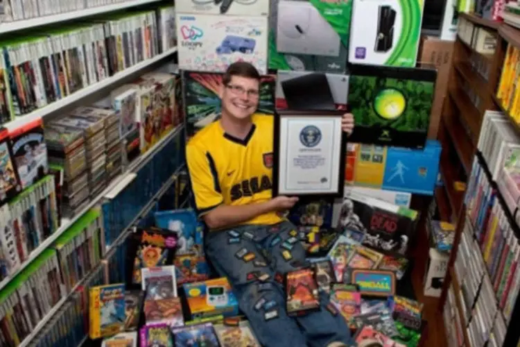 Michael Thomasson e a maior coleção de cartuchos de videogame do mundo: primeiro cartucho foi adquirido quando ele tinha 12 anos no Natal, o Cosmic Avenger (Divulgação/Yahoo)