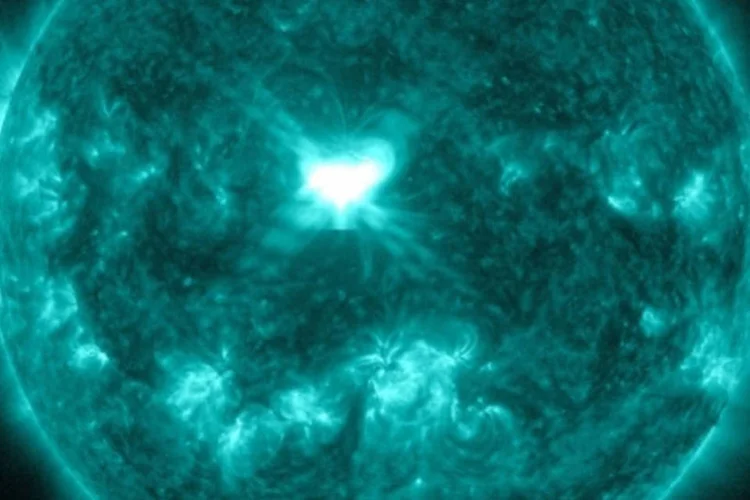 Tempestade solar: erupções solares emitem poderosas rajadas de radiação em direção ao espaço (Divulgação/Nasa)