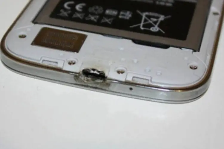 Samsung Galaxy S4 com entrada de carregador queimada: empresa enviou um documento afirmando que trocariam o smartphone danificado somente após o usuário retirar do ar o vídeo no YouTube (Reprodução/GhostlyRich)