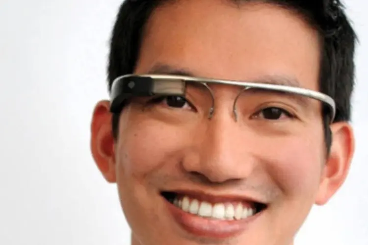 Homem usa o Google Glass: atualmente o preço dos óculos é de 1.500 dólares, cerca de 3.274 reais (Divulgação)
