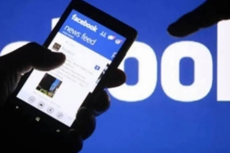 Facebook no celular: áudio dos vídeos, por padrão, estará mudo e poderá ser ativado caso o usuário clique no vídeo que quiser assistir (Reprodução)