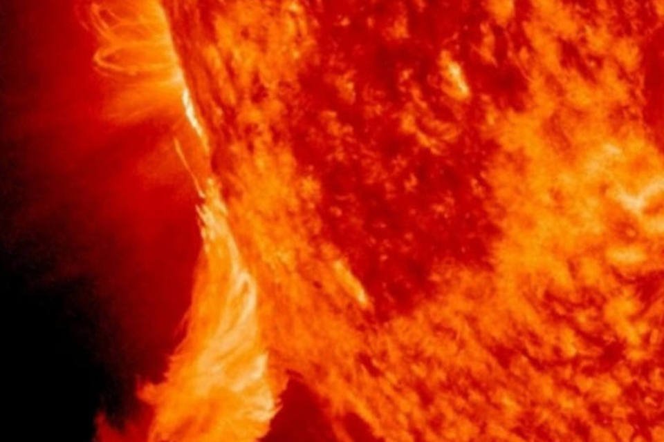 Terra pode ser atingida por erupção solar em forma de 'asa de pássaro' amanhã, alertam astrônomos
