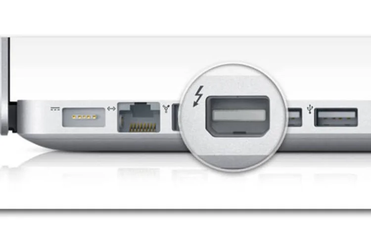 O conector Thunderbolt no MacBook Pro, da Apple, pode ser usado para a ligação de monitores, HDs externos e até cabos de rede (Reprodução)