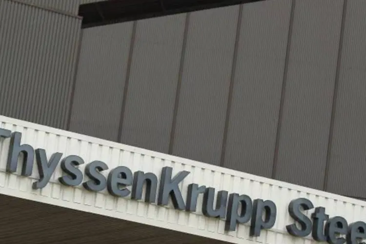 
	Fachada da Thyssenkrupp Steel em Duisburg, na Alemanha: corte de custos e melhoras operacionais ajudou o grupo a reduzir o preju&iacute;zo operacional ajustado brasileiro (Sean Gallup/Getty Images)
