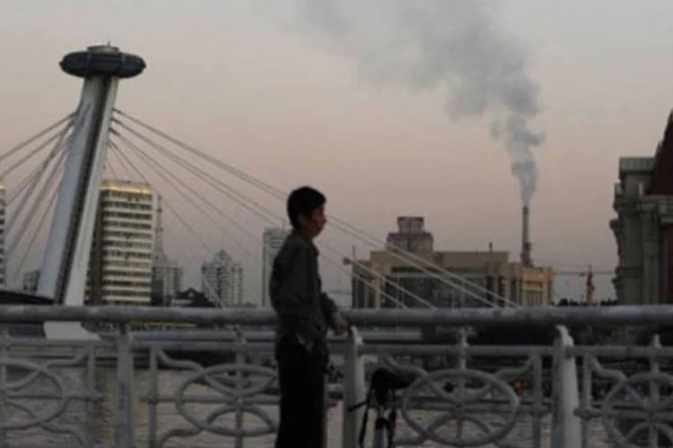 Fumaça é liberada por uma chaminé, na cidade portuária de Tianjin (.)