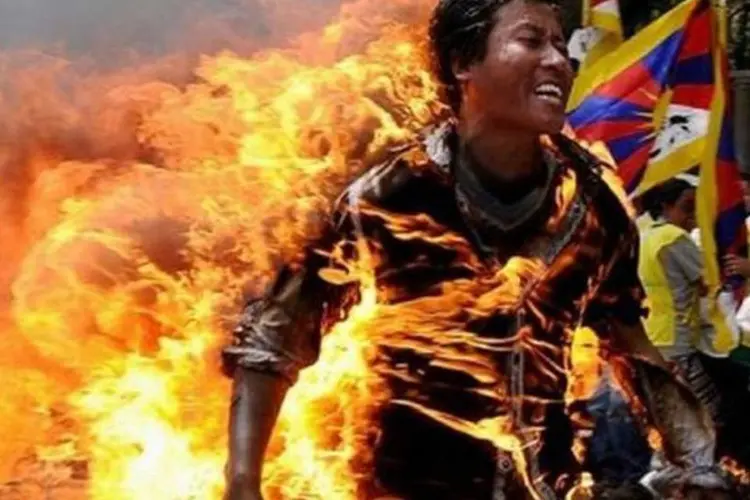 Exilado tibetano Janphel Yeshi, de 27 anos, ateia fogo ao próprio corpo durante protesto em Nova Délhi contra visita à Índia do presidente chinês (AFP)