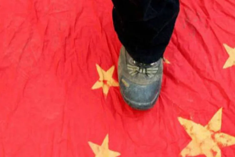
	Segundo organiza&ccedil;&atilde;o de defesa dos tibetanos, jovem ateou fogo &agrave; pr&oacute;pria roupa antes de correr para o mosteiro
 (AFP / Manan Vatsyayana)