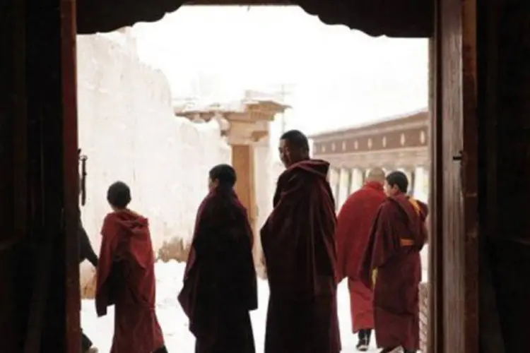 
	Monges tibetanos em monast&eacute;rio: quase 60 pessoas, em sua maioria monges budistas, atearam fogo aos pr&oacute;prios corpos ou tentaram cometer o ato desde mar&ccedil;o de 2011&nbsp;
 (Peter Parks/AFP)
