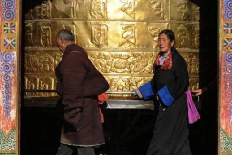 
	Peregrinos tibetanos em monast&eacute;rio na cidade de Tongren: em 48 horas, seis tibetanos se imolaram ou tentaram faz&ecirc;-lo nas regi&otilde;es tibetanas chinesas, segundo o governo tibetano
 (Mark Ralston/AFP)