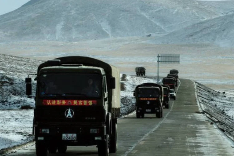 Caminhões passam por estrada na região de Qinghai, no Tibete (AFP / Frederic J. Brown)