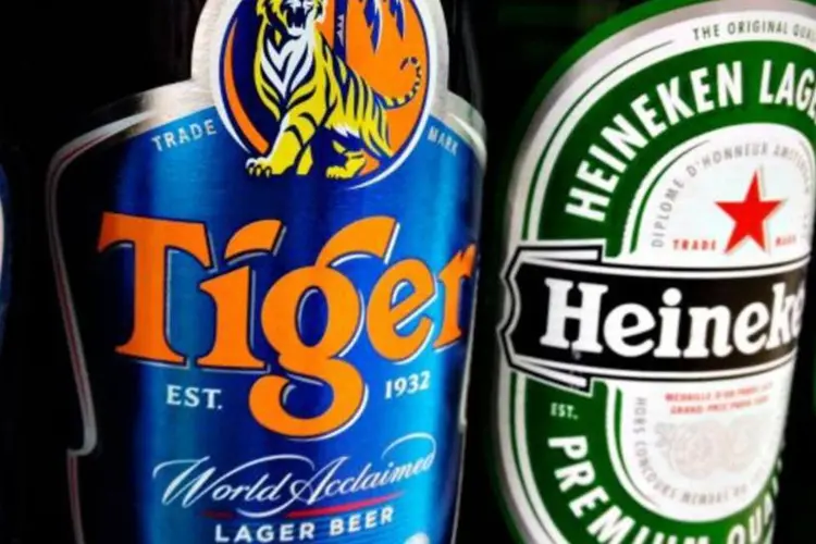 Embalagens da Tiger e da Heineken (Tim Chong/Reuters)