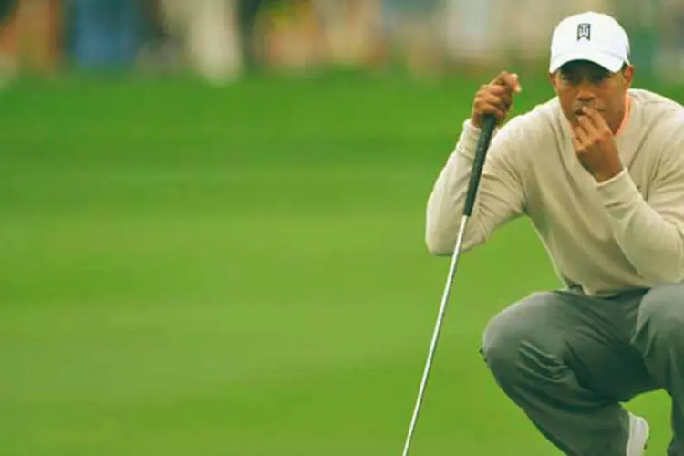 Tiger Woods observa campo de golfe antes de fazer a jogada: intencionalidade é chave para boas decisões (Getty Images)